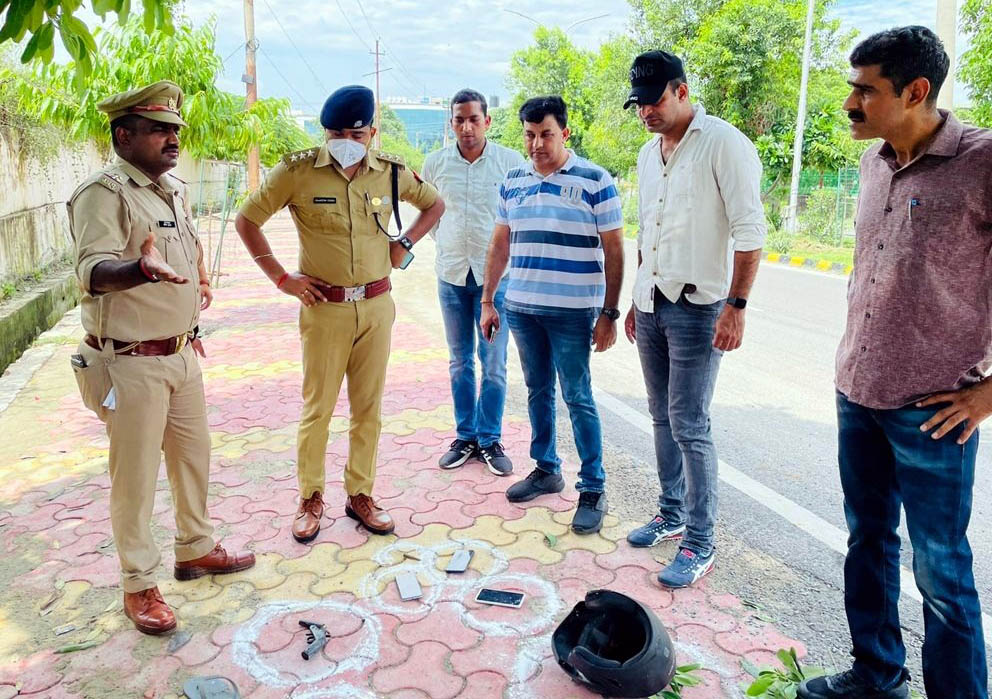 दिनदहाड़े नोएडा में पुलिस और बदमाश के बीच चली गोली, मचा हडक़ंप दिनदहाड़े नोएडा में पुलिस और बदमाश के बीच चली गोली, मचा हडक़ंप